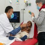 دون جراحة د. عصام قماش يجري أول عملية تركيب صمام رئوي لطفل بفرنسا